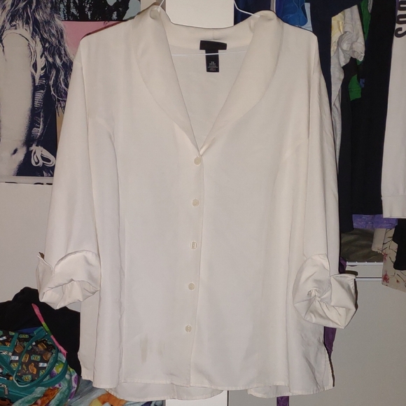 Maggie Barnes Tops - ☃️ Maggie Barnes Cream Button Down Shirt